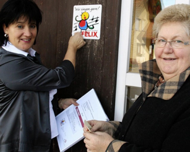 Claudia Huber (links) und Karin Brogle...ber das Gtesiegels im Kindergarten.   | Foto: Peter Schtz