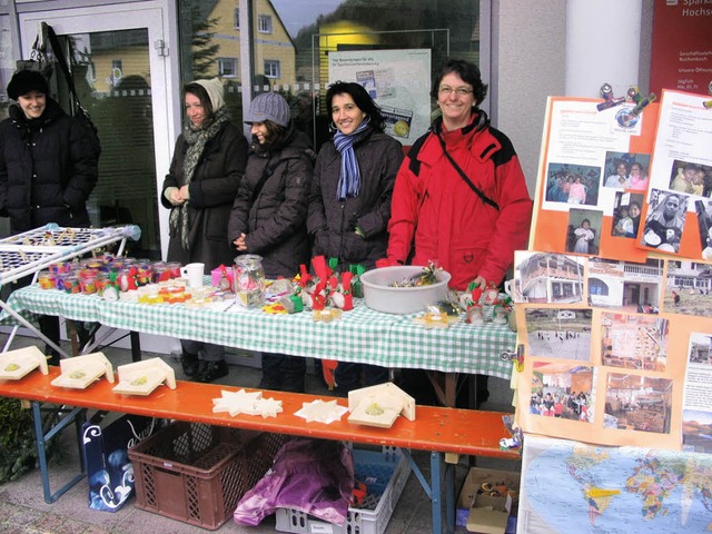Iris Friedmann (rechts) und Helferinnen beim Bazar.   | Foto: Josef Faller