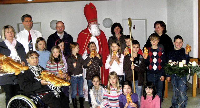 Der Nikolaus beschenkte Schler in St....e Weihnachtsschmuckt gebastelt haben.   | Foto: privat