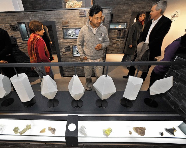 Erste Besucher waren  gestern im Natur... von den Ausstellungsstcken angetan.   | Foto: Michael Bamberger