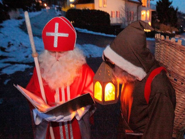 Nikolaus und sein Knecht Ruprecht.  | Foto: dpa