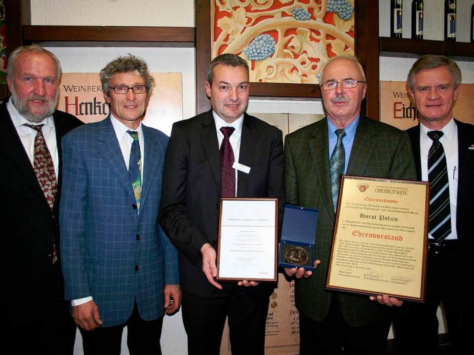 Horst Polzin (Zweiter  von rechts)  wu...ler Winzervereins Oberrotweil ernannt.  | Foto: Bianka Pscheidl