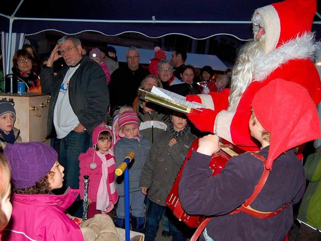 Mit groem Hallo begrten die Kinder den Nikolaus.  | Foto: Angelika Schmidt