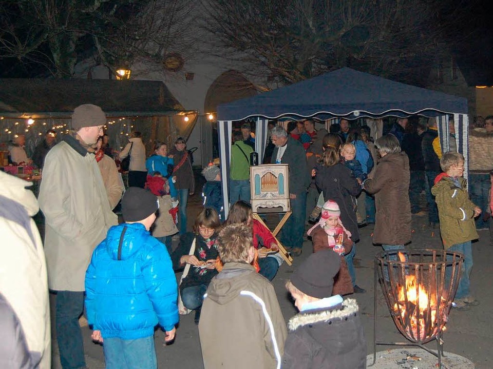 Eine besondere Atmosphre kennzeichnet den Adventsmarkt in Fahrnau.  | Foto: Edgar Steinfelder