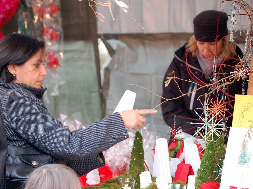 Die Stnde waren nicht nur hbsch deko...ern  warteten mit Weihnachtlichem auf.  | Foto: Edgar Steinfelder