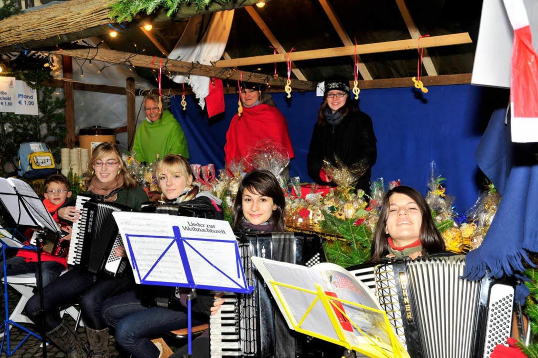 Das 1. Akkordeonorchester unterhielt die Passanten mit weihnachtlichen Weisen  | Foto: Dieter Erggelet