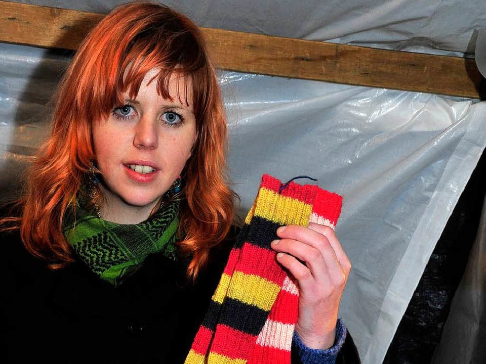 Selbstgestricktes fr Fuballfans.  | Foto: Dieter Erggelet