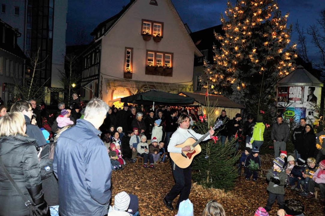 Die Landvogtei  im weihnachtlichen Lichterglanz.  | Foto: Dieter Erggelet