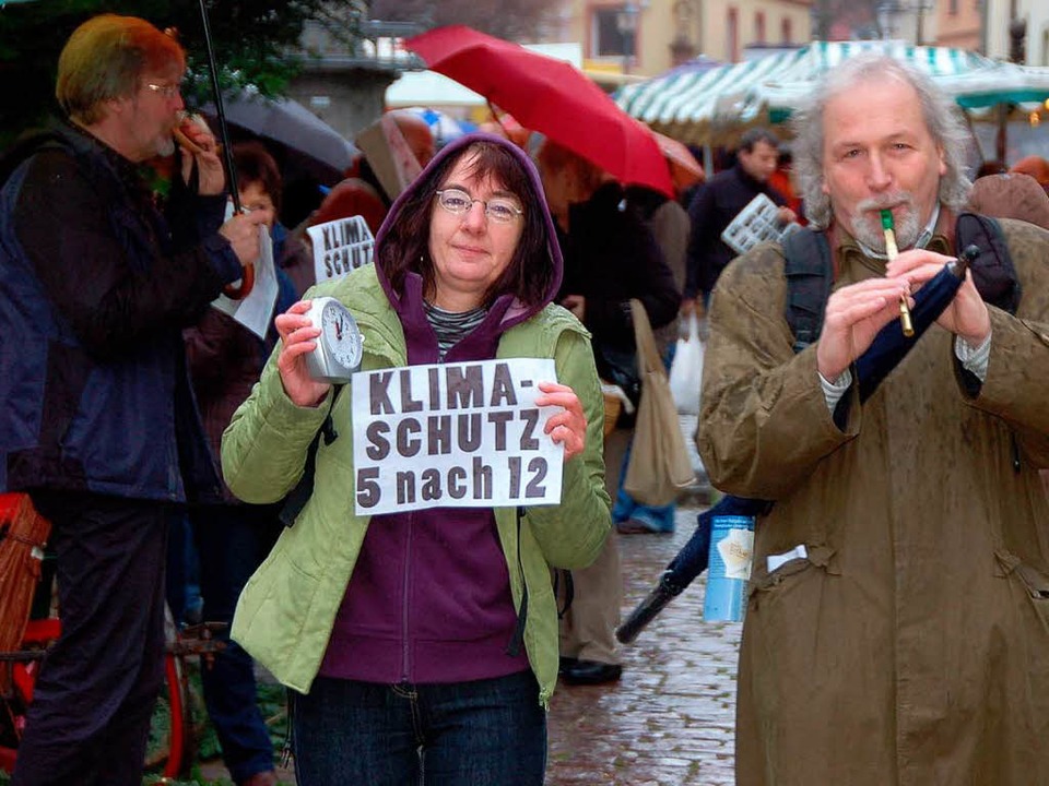 Mit Wecker, Flöte und Plakaten: In Wal...urde für den Klimaschutz demonstriert.  | Foto: Sylvia Timm