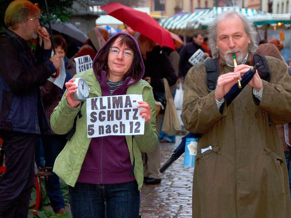 Mit Wecker, Flöte, Pfeife und Plakaten...urde für den Klimaschutz demonstriert.  | Foto: Sylvia Timm