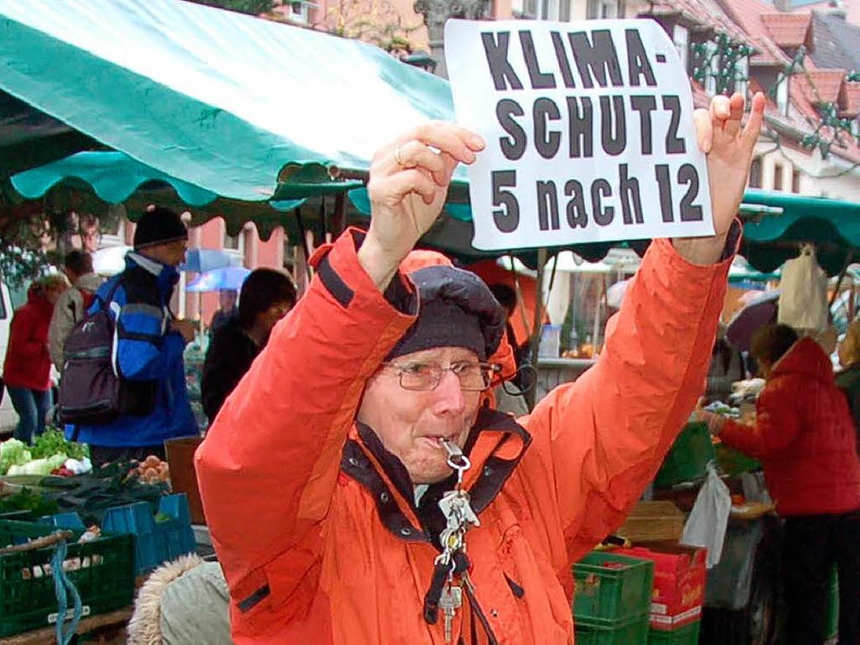 Mit Wecker, Flte, Pfeifen und Plakate...urde fr den Klimaschutz demonstriert.  | Foto: Sylvia Timm