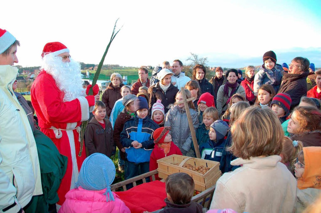 Der Nikolaus im Blickpunkt vor allem der Kinder.  | Foto: Pia Grättinger