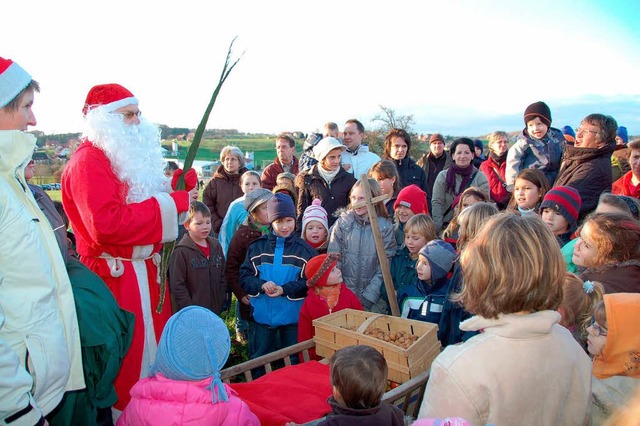 Der Nikolaus im Blickpunkt vor allem der Kinder.  | Foto: Pia Grttinger