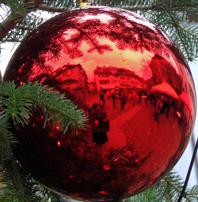 Funkelnde Kugel am Tannenbaum in  der Staufener Altstadt.   | Foto: S. Mller