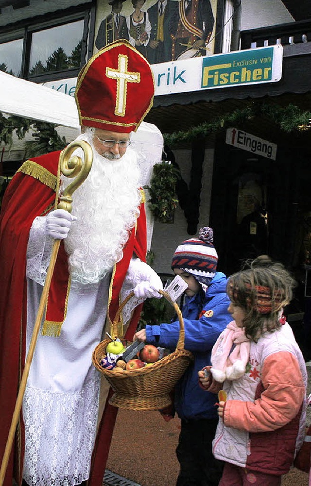 Der Nikolaus hatte den Kindern etwas mitgebracht.   | Foto: fssel