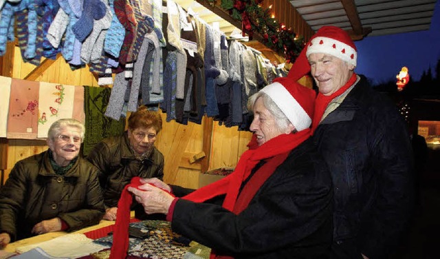 Socken und Schals, aber auch andere Wa... Weihnachtsmarkt sind selbst gemacht.   | Foto: ulrike hiller
