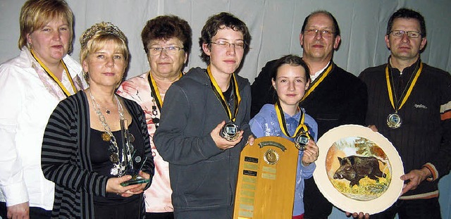 Schtzenknigin Monika Hermann mit ihrem Gefolge .   | Foto: otto selb