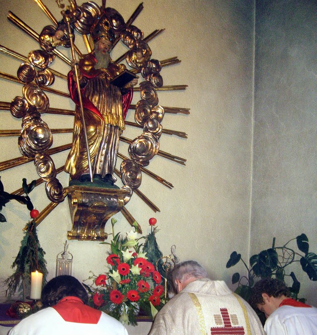 Verbeugung vor der Statue des heiligen... 6. Dezember ihr Patrozinium begangen.  | Foto: Thomas Steimer