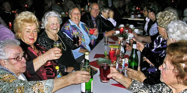 Bestens war die Stimmung bei der AWO-Weihnachtsfeier im Brgersaal.   | Foto: Claudia Gempp