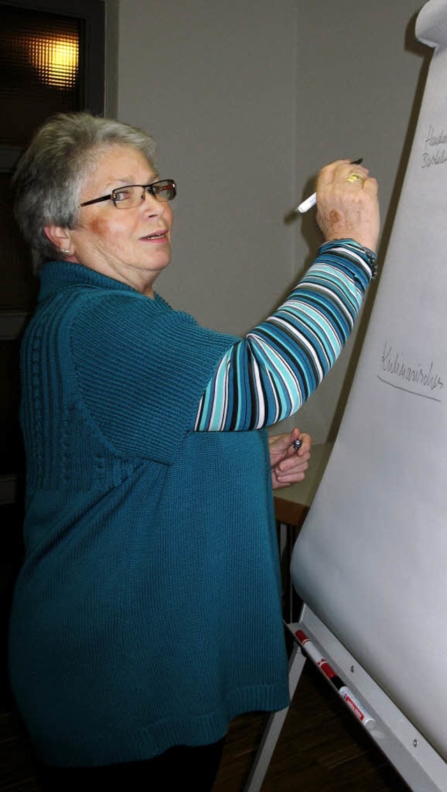 Renate Renner schreibt die vielen Vors...ffen auf &#8211; ein Programm  folgt.   | Foto: T. Ruess