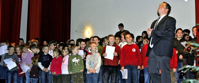 Gaudi fr die Jugend: Oliver Schirmer - ausnahmsweise im Anzug  | Foto: Norbert Sedlak