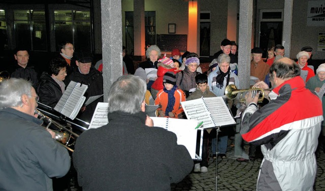 Der Posaunenchor Efringen-Kirchen begleitete die Advents-Snger.  | Foto: BZ
