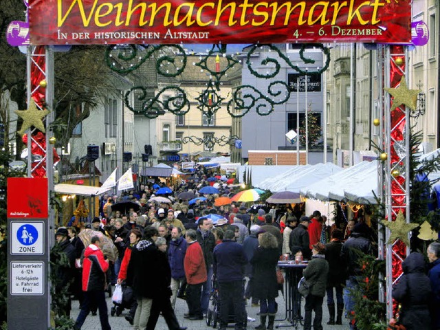 Dichtes Gedrnge herrschte  an allen d...uf dem Bad Sckinger Weihnachtsmarkt.   | Foto: Hildegard Siebold