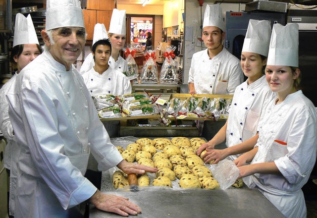 Beim Backen von Christstollen  ist die...Alfred Zimmermann eine Goldmedaille.    | Foto: Martin