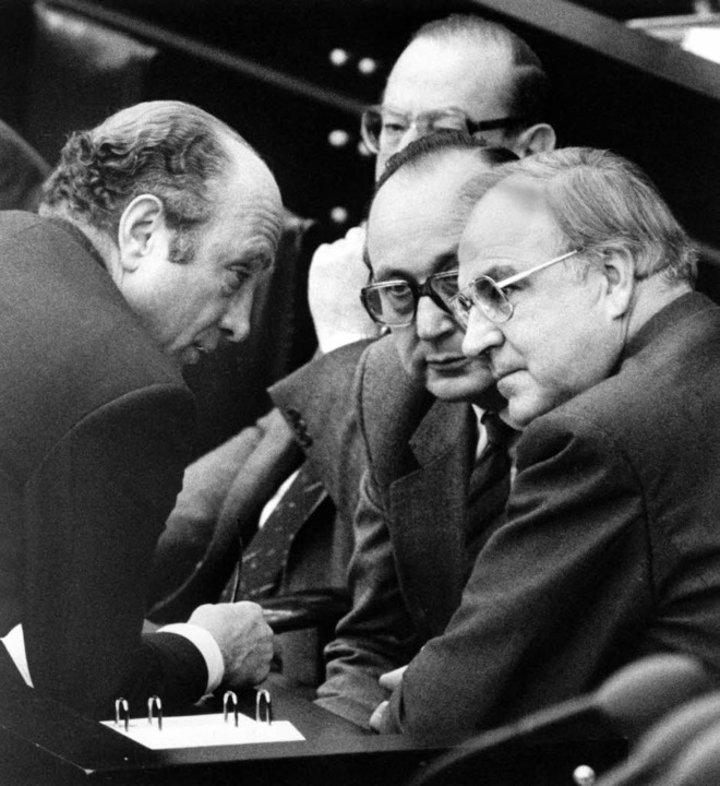 1983: Den Bruch mit der SPD und die Hi...eiter von rechts) Verratsvorwürfe ein.  | Foto: dpa