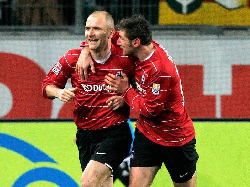 Der eine holte den Elfmeter raus, der ...a Banovic (links) und Daniel Caliguri.  | Foto: ddp