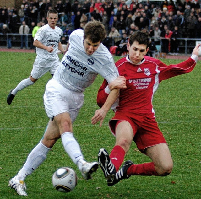 Im letzten Moment spitzelt der Brombac...ner Simon Biesinger den Ball vom Fu.   | Foto: kaufhold