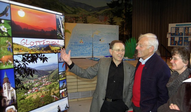 Bernhard Wrzburger (links) erlutert ...ngsten Hobbyschau seine Fotografien.   | Foto: Christian Ringwald