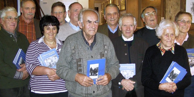 Die  Mitautoren und noch lebende &#822...ginale&#8220; bei der Buchvorstellung   | Foto: liane schilling