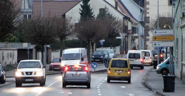 Die beschlossene Verkehrsregelung an d... zweier Minikreisel berdacht werden.   | Foto: Martin Wendel