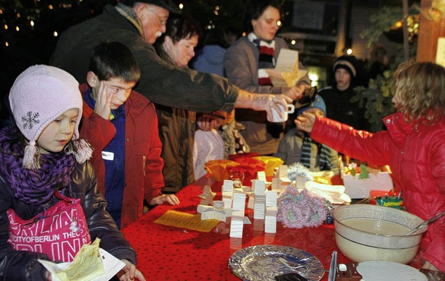 Der Weihnachtstreff hatte fr die klei...n Besucher leckere Sachen im Angebot.   | Foto: Heidi Fssel