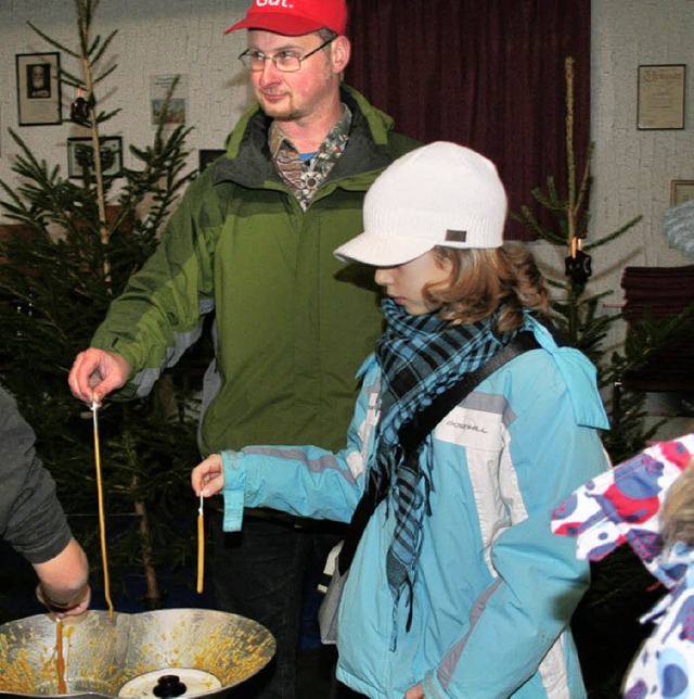 Kerzen konnten die Besucher am Weihnachtsmarkt auch ziehen.  | Foto: Birgit Rde