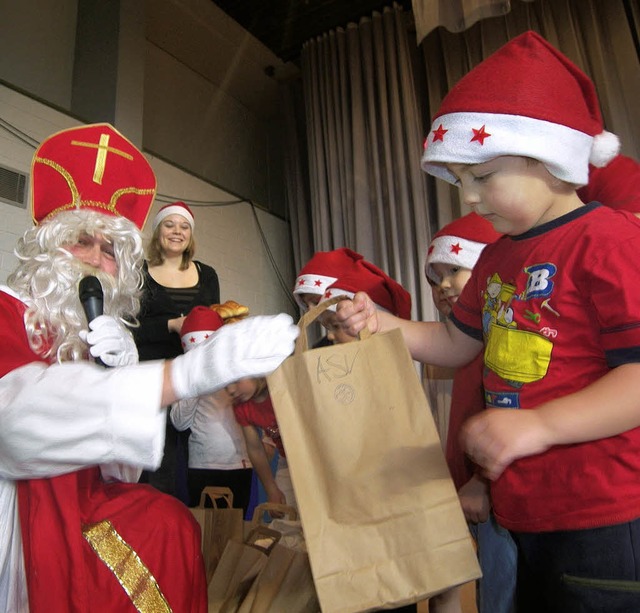 Nach den Vorfhrungen belohnte der  u... Nikolaus die Kinder  mit Geschenken.   | Foto: victoria kampfmann