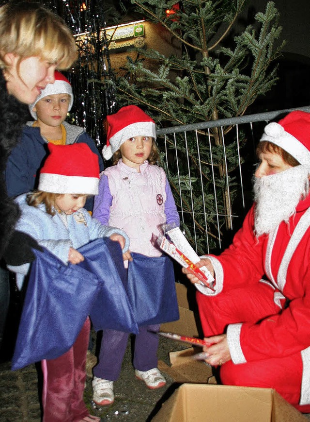 Der Werbering war auf den Ansturm der ...leich mehrere Nikoluse  engagiert.     | Foto: Raab