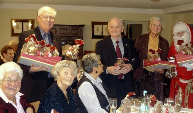 Gutes im Schilde fhren (von links ste...Nikolaus bei den Wallbacher Senioren.   | Foto: Michael Rber