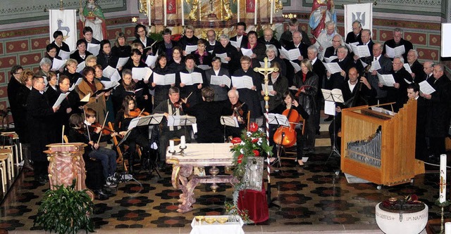 Kirchenchor und Orchester  traten beim Patrozinium  in Altdorf auf.    | Foto: Ulrike Hiller