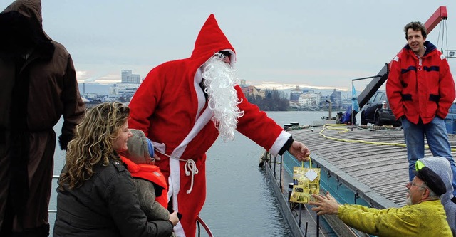 Nikolaus und  Ruprecht beschenkten wieder die Rheinschiffer.   | Foto: Mink