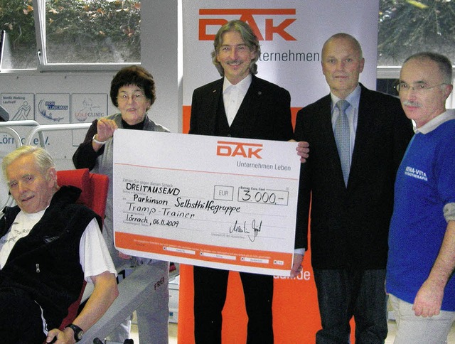 Die DAK hilft der Parkinson-Gruppe mit einer Spende.   | Foto: BZ