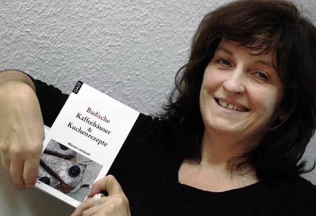 Marion Jentzsch mit ihrem Buch   | Foto: Siefke