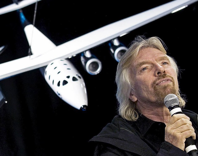 Milliardr Richard Branson vor einem M...tsche Sonja Rohde will damit abheben.   | Foto: dpa