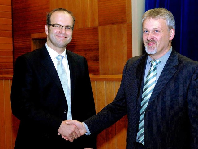 Alexander Schrder  (links) wird von Heinz Schlecht vereidigt.  | Foto: Wolfgang Knstle
