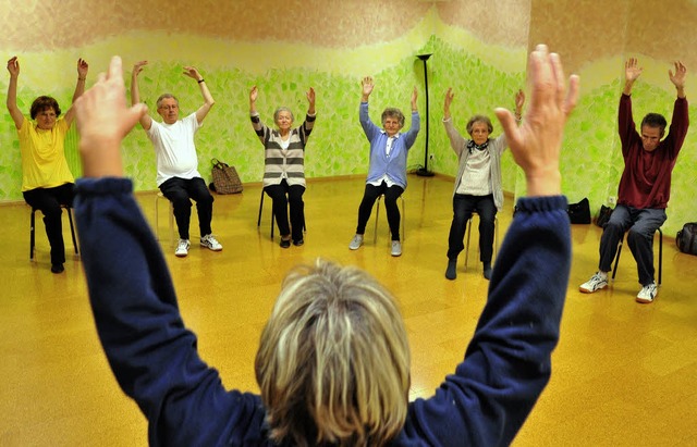 Die regelmige Gymnastik mit Physioth...er Parkinson Krankheit verbunden ist.   | Foto: Michael Bamberger