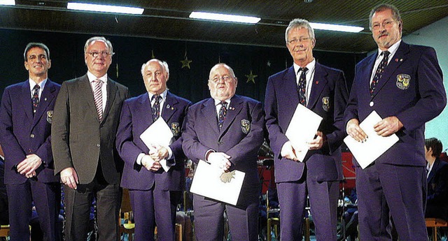 Seit 40 Jahren spielen sie bei der Bla...Franz Schill gratuliert (von rechts).   | Foto: Weiss