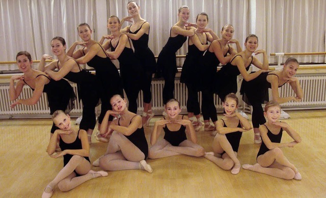 Alle Ballettschlerinnen von Monika Al...al Academy of Dance mit Auszeichnung.   | Foto: PRIVAT