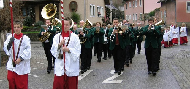 Barbarafest in Nordweil:  Prozession  hinauf zur Kirche.  | Foto: Merz