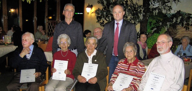 Die Geehrten  Rudolf Obergfll, Erna G...esel und  Brgermeister Dietmar Benz.   | Foto: Verein